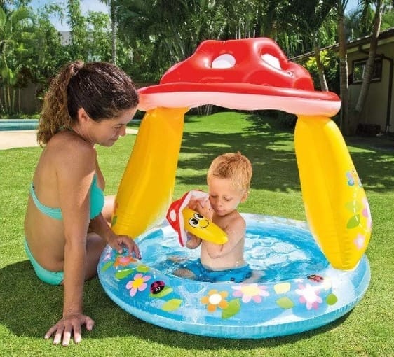 piscina con techo en forma de hongo